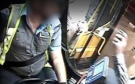 [VIDEO] Du khách Anh bất ngờ xịt hơi cay vào mặt tài xế xe buýt ở Sydney