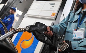 Lần đầu tiên, giá xăng dầu giảm đúng đêm Giao thừa