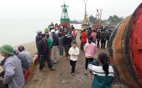 Nghệ An: Xuống bờ biển chơi, nam sinh bị dòng nước cuốn trôi