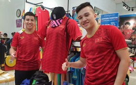 Người hâm mộ xếp hàng, háo hức mua áo đấu mới của tuyển Việt Nam