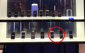 Mang cả đống smartphone đi khoe event nhưng Samsung lại lỡ "quên" 2 chiếc vì lý do bi hài này