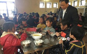 Thầy cô xứ Lạng đốt củi, thêm gừng vào bữa ăn giúp học sinh chống rét