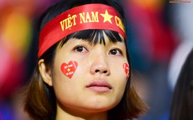 CĐV Việt Nam ở UAE bật khóc, chứng kiến các tuyển thủ đi không vững sau trận đấu với Nhật Bản