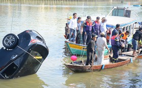 Nữ sinh thoát chết hoảng loạn kể lại giây phút bố lái xe ô tô lao xuống sông khiến cả nhà tử vong