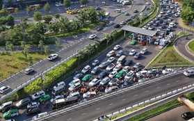 Sân bay Tân Sơn Nhất kẹt xe kinh hoàng ngày cận Tết, hành khách vật vã ngoài nắng trong nhiều giờ liền