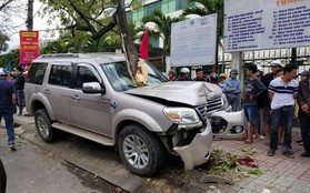 Nóng: Xe "điên" lao lên vỉa hè húc gãy cây rồi tông trúng 2 mẹ con đứng chờ xe buýt, bé 5 tuổi tử vong thương tâm