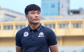 Bùi Tiến Dũng dự bị trong ngày Hà Nội FC đấu CLB của Thái Lan ở sân chơi châu lục