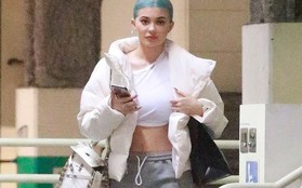 Chỉ ra phố đi mua sắm, Kylie Jenner đã xách theo chiếc túi có giá trị ngang cả một ngôi nhà!