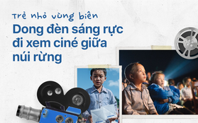 Trẻ nhỏ vùng biên dong đèn sáng rực đi xem ciné giữa núi rừng