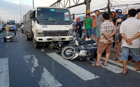 Xe tải tông hàng loạt xe máy giữa giao lộ Sài Gòn, nhiều người bị thương