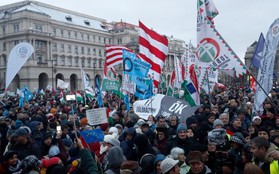 Dòng người biểu tình nhấn chìm Pháp và Hungary
