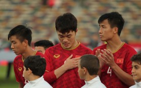 Xuân Trường cúi đầu xúc động trước quốc kỳ Việt Nam tại Asian Cup 2019