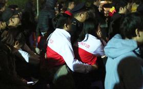 Khoảnh khắc đôi bạn sinh viên ĐH Thuỷ Lợi ôm nhau xem Việt Nam đấu Iraq khiến hội FA gato cực độ