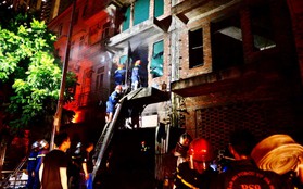 Hà Nội: Cháy tại căn biệt thự liền kề chứa đồ da, 8 xe chữa cháy được huy động dập lửa