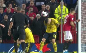 Tân đội trưởng Arsenal bị gọi là đồ hèn vì cúi đầu né bóng khiến đội nhà thủng lưới
