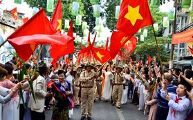 Tái hiện thời khắc đón đoàn quân chiến thắng trở về Hà Nội 65 năm trước
