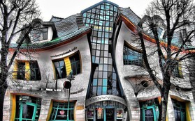 Dụi mắt ba lần mới tin được rằng ở Ba Lan có một tòa nhà xiêu vẹo hệt như trong truyện tranh