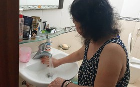 Nước sinh hoạt có mùi khét khó chịu, hàng vạn cư dân chung cư ở Hà Nội lo lắng