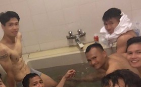 Công Phượng chiếm spotlight với body cực phẩm khi cùng tuyển Việt Nam ngâm đá lạnh hồi phục sau trận thắng Malaysia