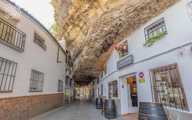 Thị trấn bất thường ở Tây Ban Nha: Tuy bị "đá đè" nhưng vẫn thu hút rất đông khách du lịch ghé thăm
