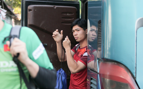 Tuyển Việt Nam gặp sự cố hy hữu: Cầu thủ phải xuống xe giữa đường, cuốc bộ vào sân ở buổi tập đầu tiên tại đảo Bali