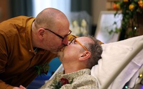 Chuyện tình cảm động của cặp đôi đồng tính già nơi phòng bệnh khiến nhiều người rơi nước mắt