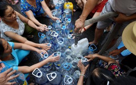 Ảnh, clip: Người dân chung cư HH Linh Đàm tiếp tục xếp hàng nhận nước sạch miễn phí, mòn mỏi chờ kết quả giám định nguồn nước có mùi lạ