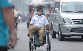 Xúc động cảnh người cha tật nguyền đưa con trai đi học bằng xe lăn mỗi ngày
