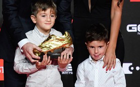 Cậu ấm đáng yêu nhà Messi vô tư chiếm luôn sân khấu ngày trọng đại của cha bằng hành động cực đáng yêu này