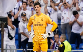 Courtois để thủng lưới hài hước, VAR cứu Real Madrid thoát khỏi trận thua nhục nhã trên sân nhà