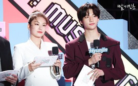 Idol gạo cội Sunmi và dàn tân binh AB6IX, ATEEZ, ITZY đổ bộ lễ hội châu Á, gây chú ý hơn cả là 2 MC nhà JYP với đôi mắt mèo đặc trưng