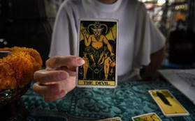 Bị bạn gái dùng bài Tarot "bắt thóp" chuyện ngoại tình, người đàn ông quay sang hành hung dã man người yêu