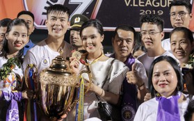 Mẹ Văn Hậu thay con nhận huy chương V.League, gia đình Duy Mạnh vất vả mới có ảnh chụp chung