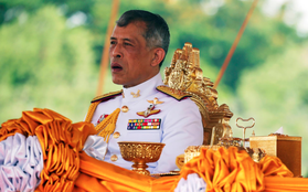 Một tuần sau khi phế truất Hoàng quý phi, vua Thái Lan cách chức thêm 4 cận vệ phòng ngủ vì tội "ngoại tình" và "gian dâm"