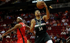 NBA 19-20: Giannis Antetokounmpo chứng tỏ đẳng cấp MVP, Milwaukee Bucks chế ngự Houston Rockets