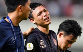 Cầu thủ đấm Đình Trọng khóc ngất bên đồng đội sau khi để tuột chức vô địch tại Thái Lan