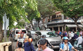 Hàng chục người dừng xe livestream thi thể người phụ nữ dưới kênh Nhiêu Lộc-Thị Nghè khiến giao thông hỗn loạn