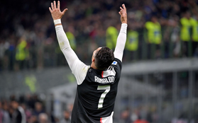 Ronaldo kém duyên, Juve thắng hú vía Inter trong trận cầu siêu kinh điển Italy