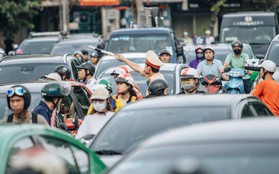 Ảnh, clip: Rào chắn nửa đường Kim Mã để thi công metro Nhổn - ga Hà Nội, giao thông hỗn loạn