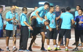 Ngộ nghĩnh: Trợ lý cõng cầu thủ U19 Việt Nam bị chấn thương chạy vào sân ăn mừng khi giành vé tham dự VCK U19 châu Á 2020