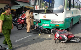 TP.HCM: Xe buýt tuột thắng cuốn hơn 10 xe máy đang chờ đèn đỏ, nhiều người nhập viện cấp cứu