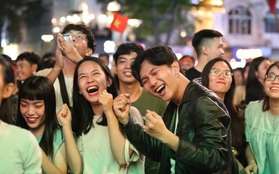 Hàng triệu CĐV vỡ òa trong niềm vui chiến thắng, đội tuyển Việt Nam vươn lên dẫn đầu bảng đấu