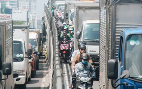 Chùm ảnh: Cửa ngõ sân bay Tân Sơn Nhất liên tục kẹt xe bất thường, ô tô dàn 2 hàng ép xe máy trên cầu vượt