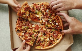 Đố bạn biết, vì sao pizza có hình tròn nhưng lại được đựng trong hộp vuông và cắt theo hình tam giác?