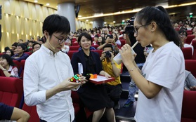 Fan meeting Siêu trí tuệ: Tuyển thủ Nhật Bản khoe tài xoay rubik bằng thời gian uống hết 1 ly trà sữa