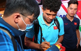 Thủ môn quốc dân Bùi Tiến Dũng tươi như hoa, Đức Chinh nhận quà đặc biệt từ fan ngày U22 Việt Nam vào TP.HCM chuẩn bị cho SEA Games 30