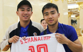 Về khách sạn lúc 23h, "Messi Thái" Chanathip vẫn miệt mài ký tặng 7 chiếc áo đấu dành riêng cho chàng trai Việt hâm mộ cuồng nhiệt