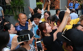 Người dân Sài thành bịn rịn chia tay thầy trò Park Hang-seo ở khách sạn, chúc U22 Việt Nam gặt vàng tại SEA Games 30