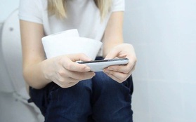 Sử dụng điện thoại trong nhà vệ sinh: tưởng vô hại mà gây hoạ cho cơ thể không ngờ