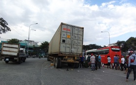 TP.HCM: Vợ tử vong tại chỗ, chồng nguy kịch vì bị xe container cuốn vào gầm sau va chạm